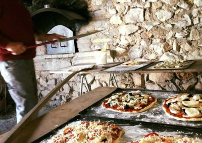 Préparation des pizzas maison au Domaine de l'Astic