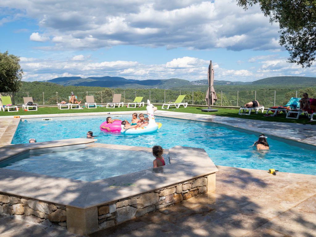 Piscine panoramique du Domaine de l'Astic, idéale pour les vacances en famille