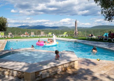 Piscine panoramique du Domaine de l'Astic, idéale pour les vacances en famille