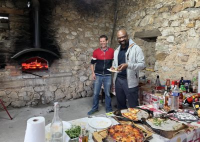 2 personnes face au four à pizza du domaine de l'Astic en Ardèche